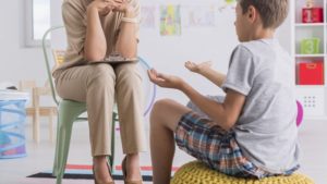 Kaip vaikų psichologas padeda vaikams ir tėvams suprasti jų emocijas ir elgesį