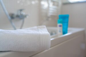 Kokie rankšluosčiai tinkamiausi jautriai odai?